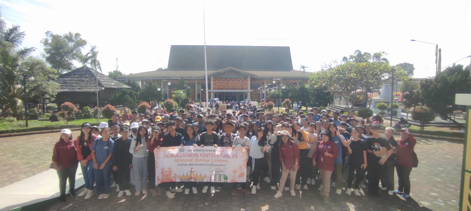 Belajar Langsung dari Sumbernya: Siswa SMP Xaverius Kotabumi Kenali Tradisi dan Budaya Lampung Lewat Kunjungan Edukatif